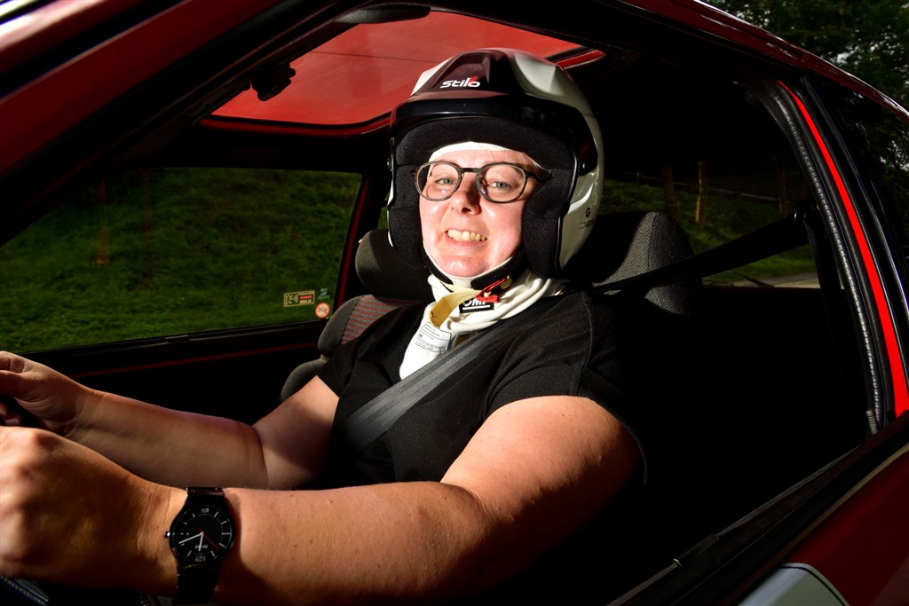 Den lokale kører Pernille Lindeberg fra Vejle skal i Munkebjerg Hill Climb forsvare sin tredjeplads i mesterskabet for historiske biler. Det gør hun med en af feltets nyeste biler, en Peugeot 205 GTI fra 1990.